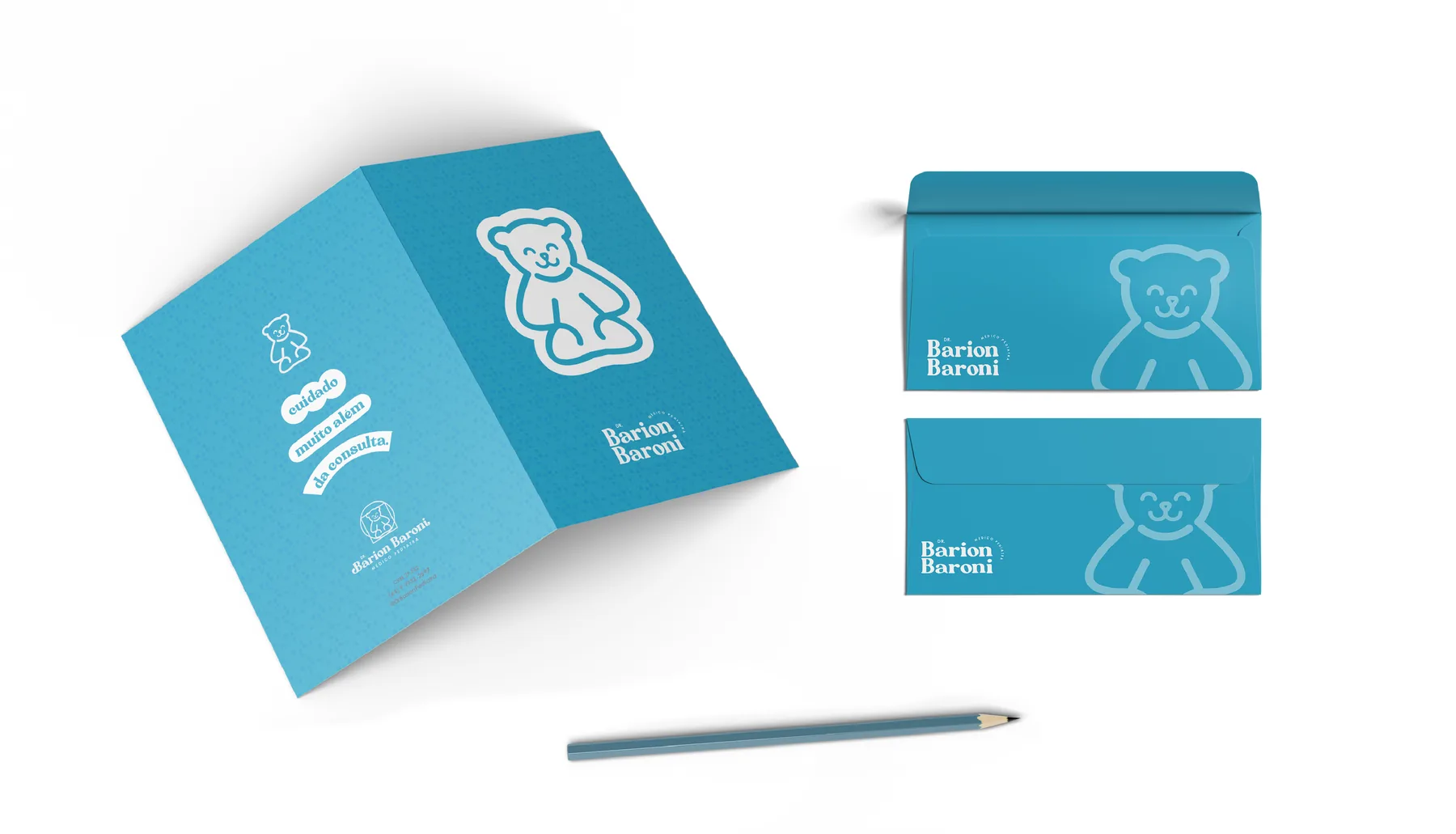Pasta A4 e envelopes azuis com o urso da marca