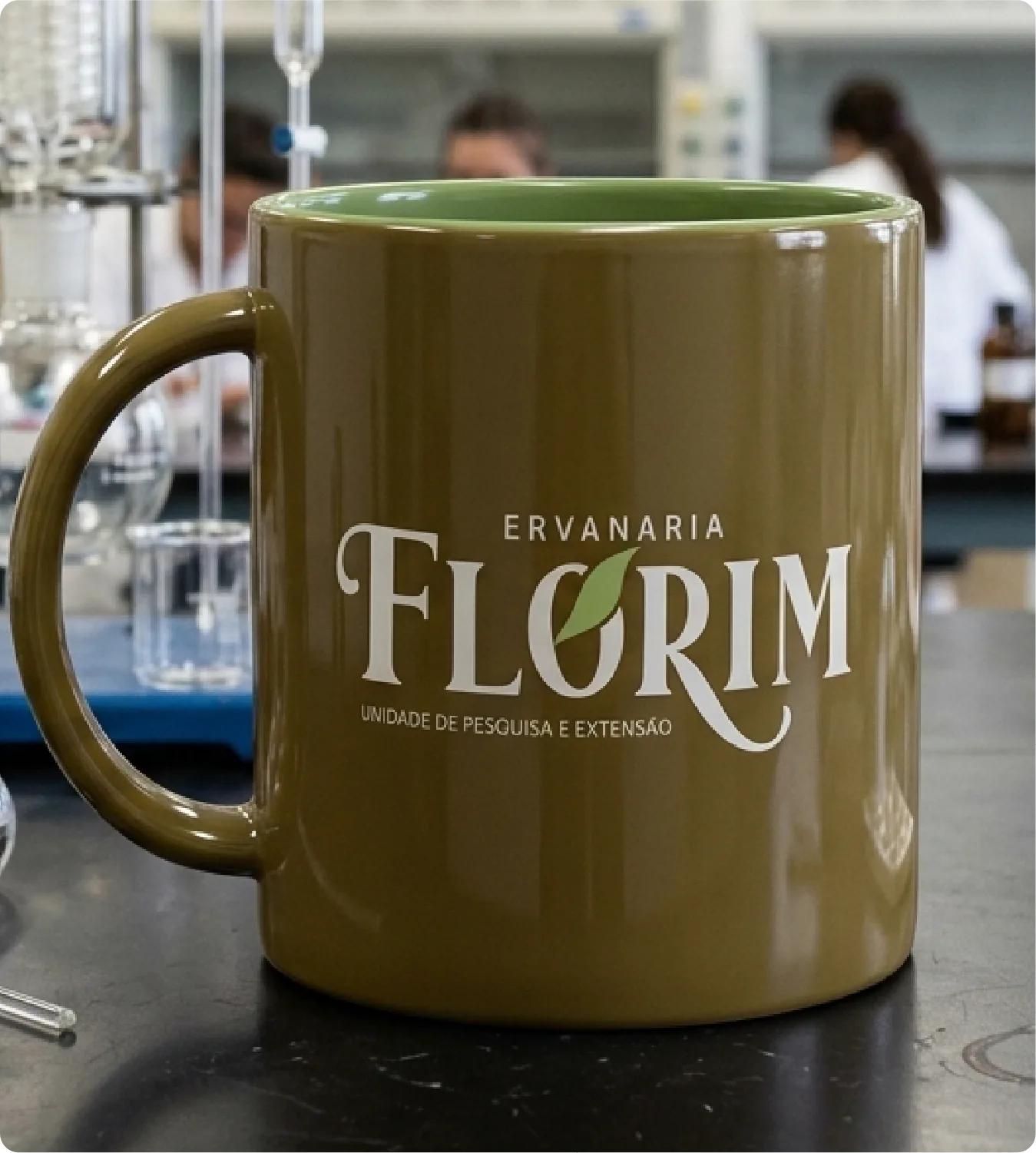 Caneca verde-oliva com a marca Florim em um laboratório